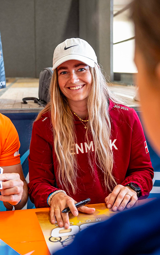 Dorte Balle signing autographs